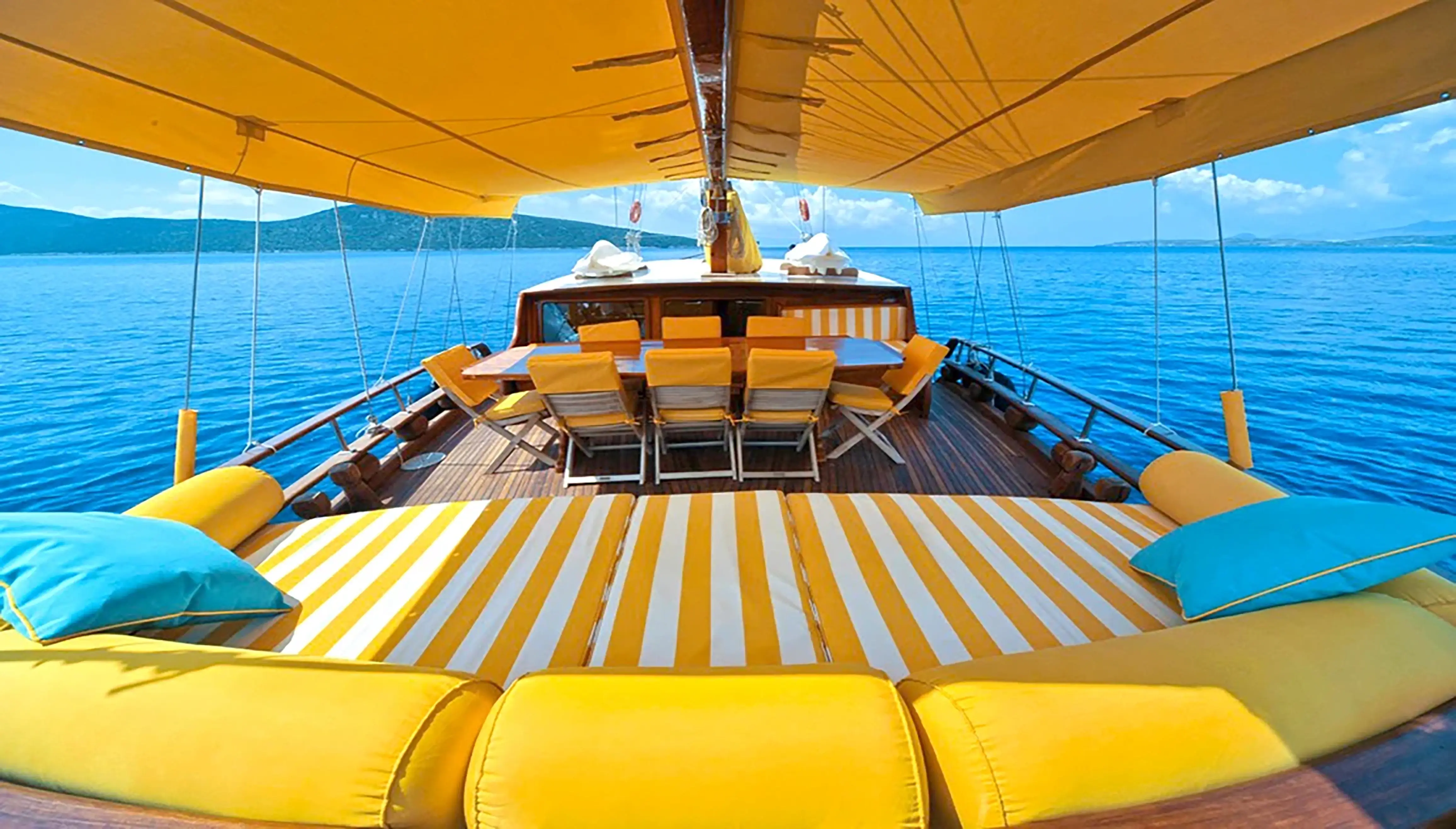 Hinterer Außenbereich der Yacht